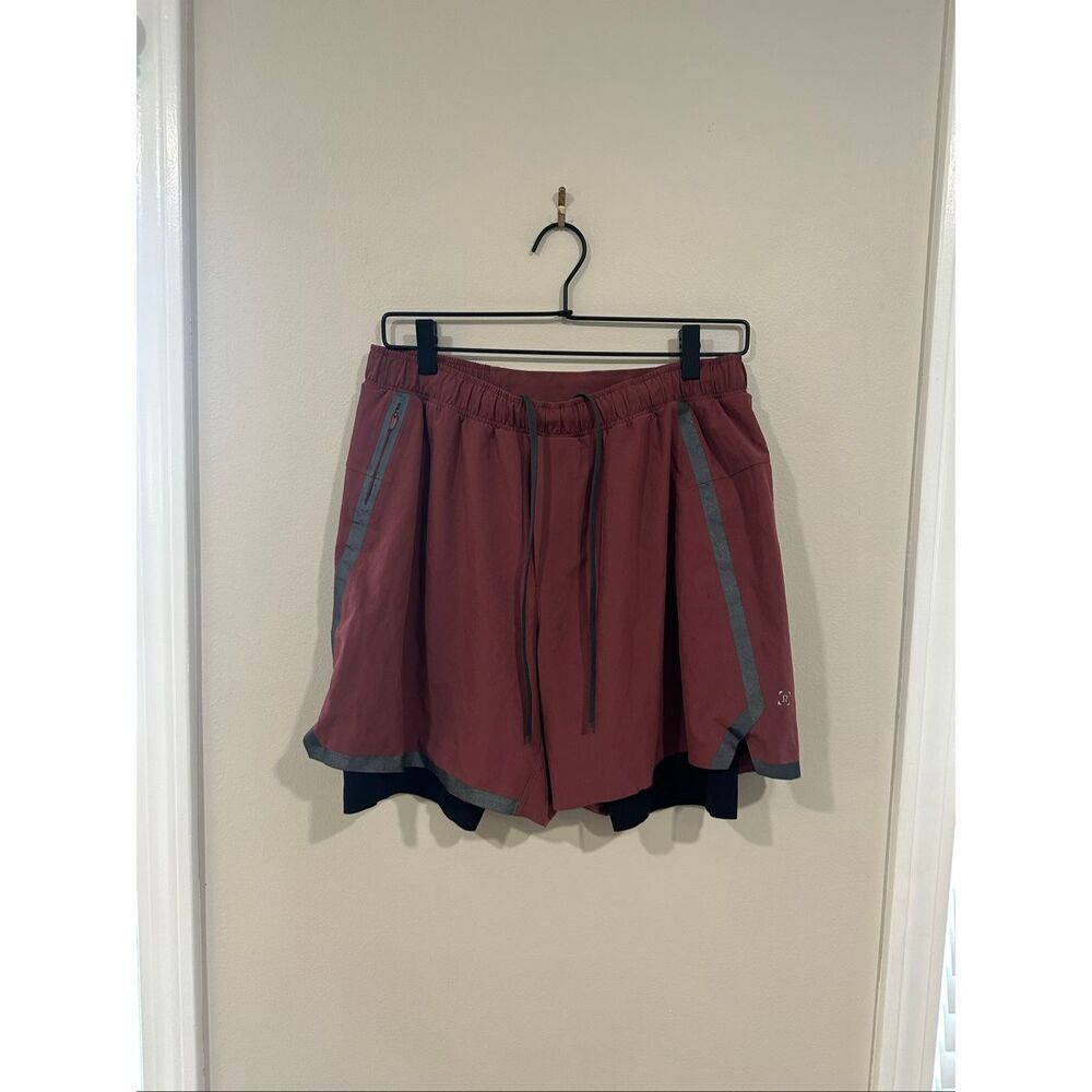 Lululemon Large Red Built in Spandex Running Lifting Athletic Shorts Front Zippe